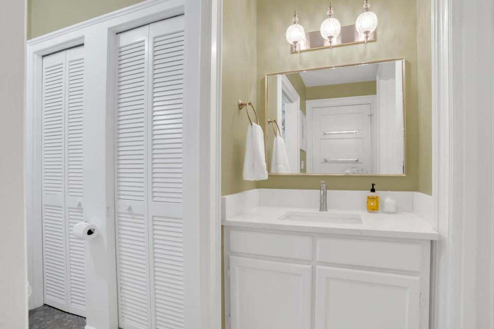 Newly Renovated Victorian Apartment - Steps from Forsyth Park Apartment in Savannah