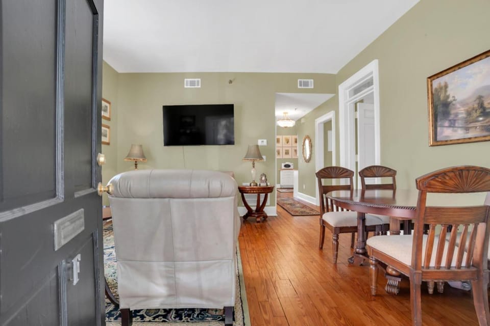 Newly Renovated Victorian Apartment - Steps from Forsyth Park Apartment in Savannah