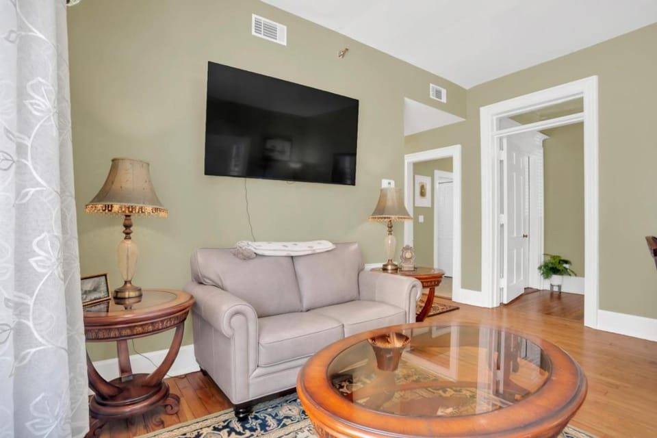Newly Renovated Victorian Apartment - Steps from Forsyth Park Apartment in Savannah