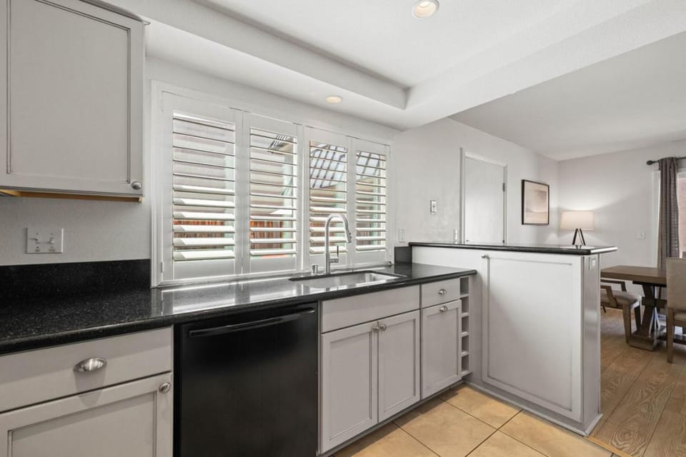 Ocean Breeze Getaway - Solana Beach Condo House in Solana Beach