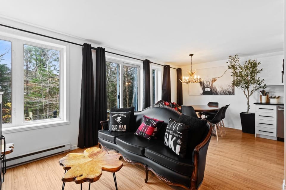 4BR Retreat with Jacuzzi and Mont-Tremblant View House in Mont-Tremblant