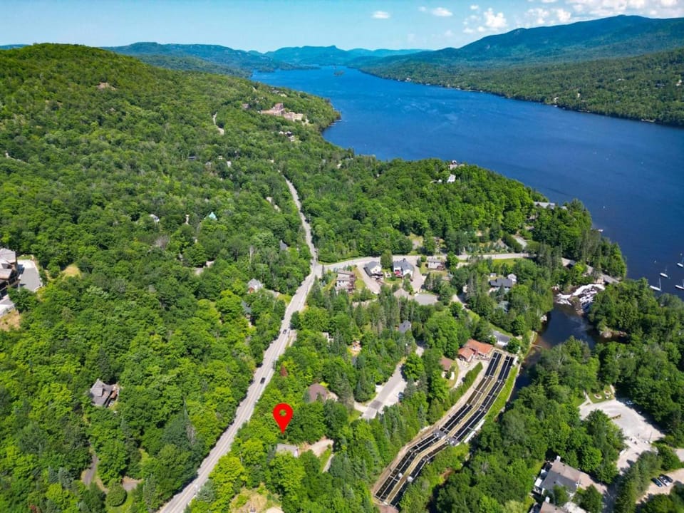 4BR Retreat with Jacuzzi and Mont-Tremblant View House in Mont-Tremblant