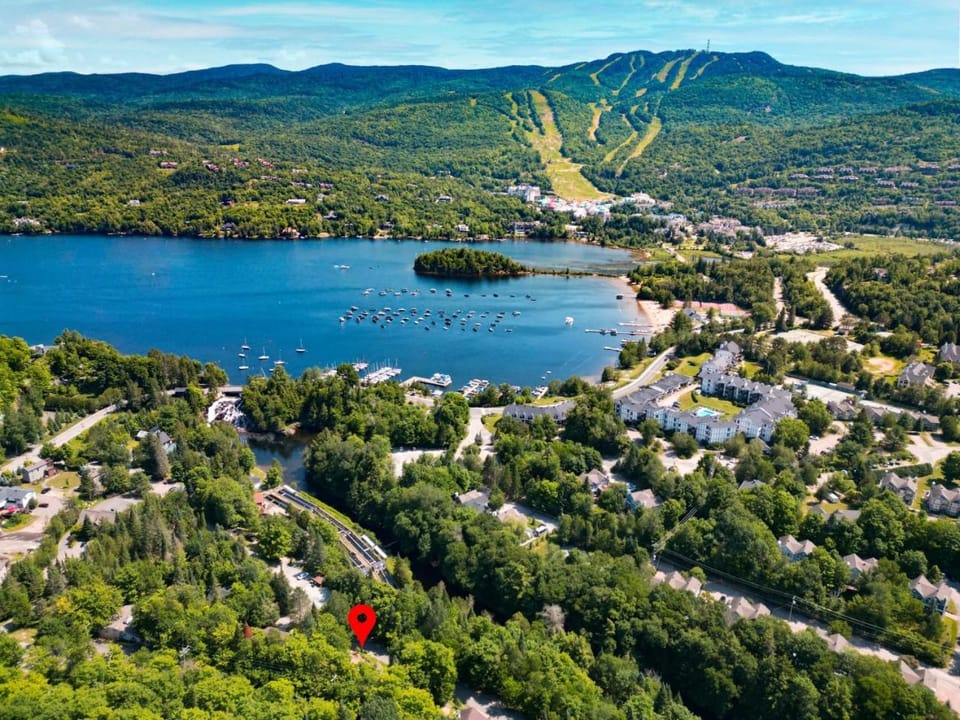 4BR Retreat with Jacuzzi and Mont-Tremblant View House in Mont-Tremblant