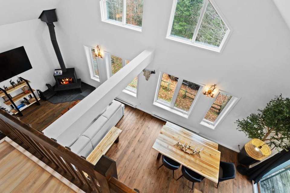 4BR Retreat with Jacuzzi and Mont-Tremblant View House in Mont-Tremblant