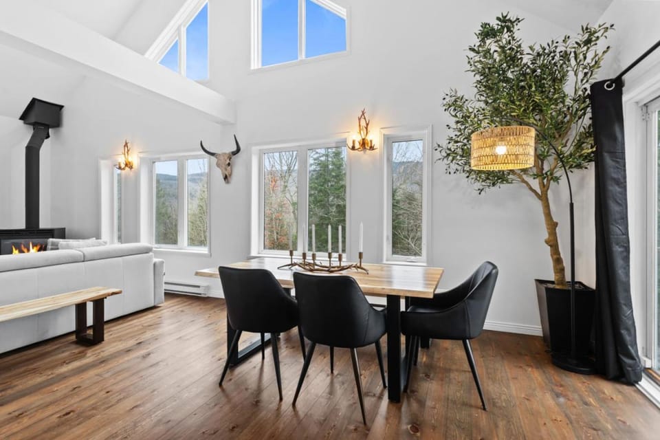 4BR Retreat with Jacuzzi and Mont-Tremblant View House in Mont-Tremblant