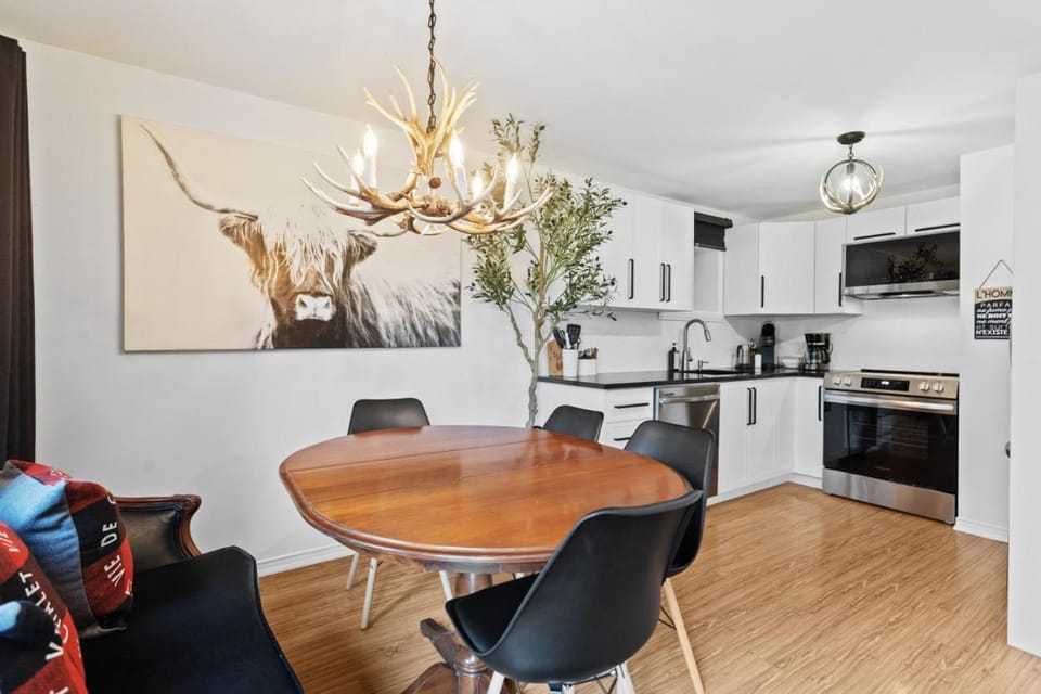 4BR Retreat with Jacuzzi and Mont-Tremblant View House in Mont-Tremblant