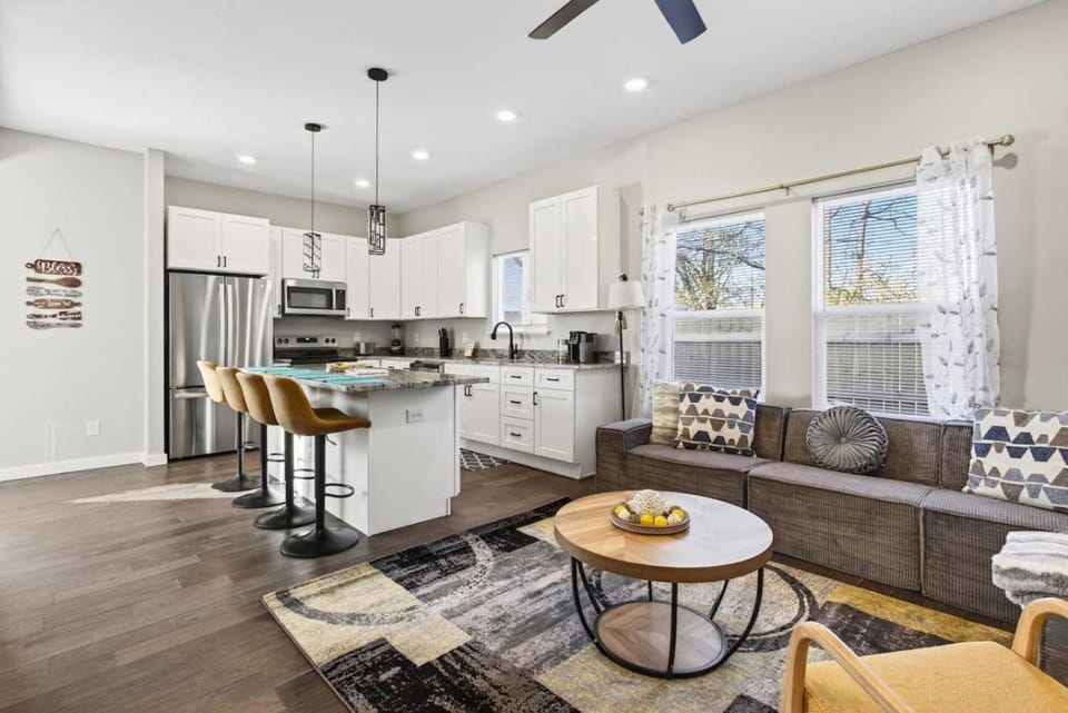 Kitchen or kitchenette, Living room, Seating area, Dining area, stove