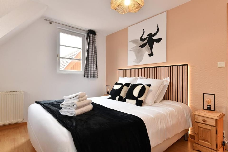 Bed, Photo of the whole room, Bedroom, towels