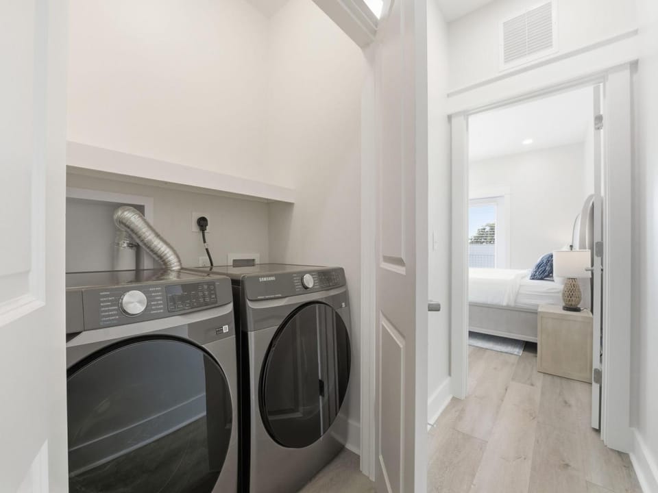 Bedroom, laundry, washing machine, dryer