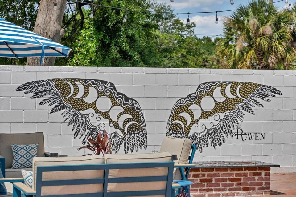 The Ray Soulful King Studio Pool Apartment in Jacksonville