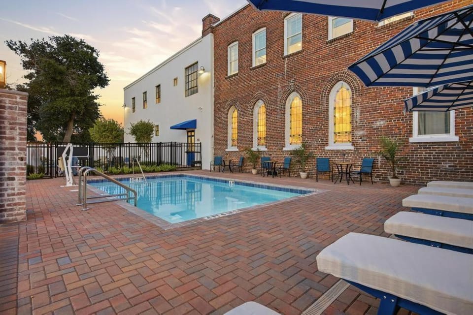 The Ray Soulful King Studio Pool Apartment in Jacksonville