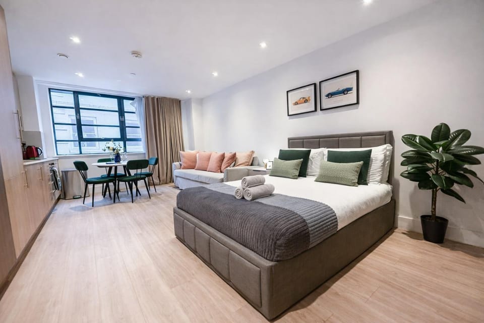 Property building, Bed, Living room, Photo of the whole room, Decorative detail, Seating area, Bedroom, flat iron, heating, internet, towels, air conditioner