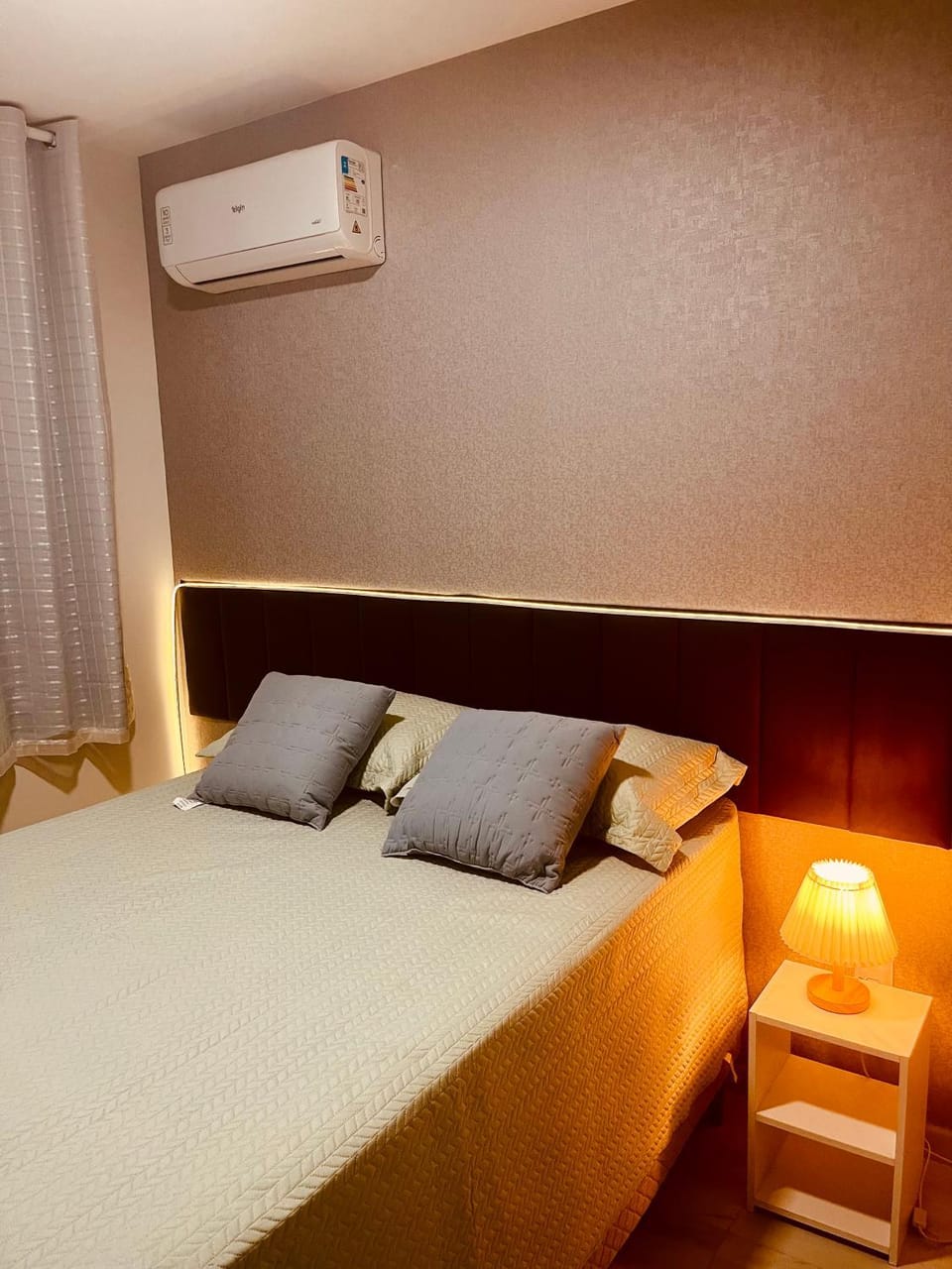 Bed, Photo of the whole room, Bedroom, air conditioner