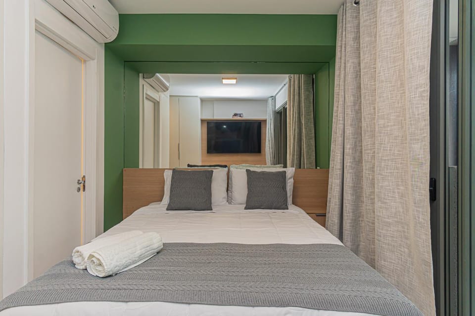 Bed, TV and multimedia, Photo of the whole room, Bedroom, towels