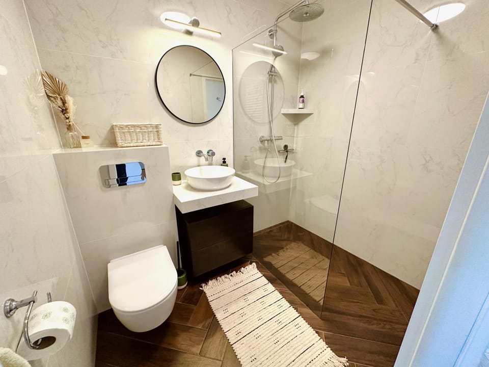Shower, Toilet, Bathroom, towels