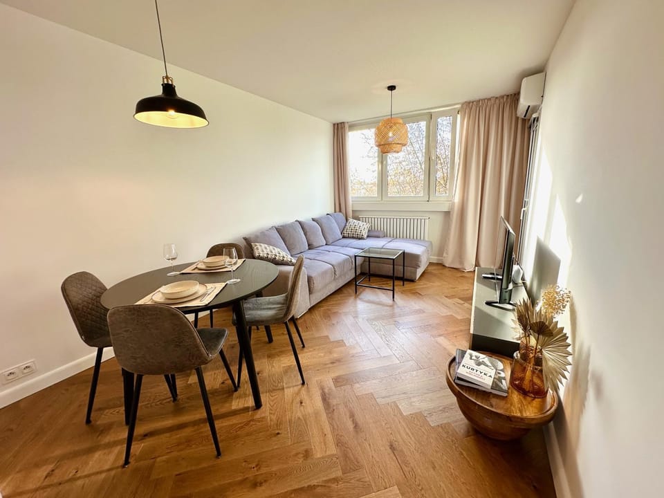 Bed, Living room, Photo of the whole room, Seating area, Dining area