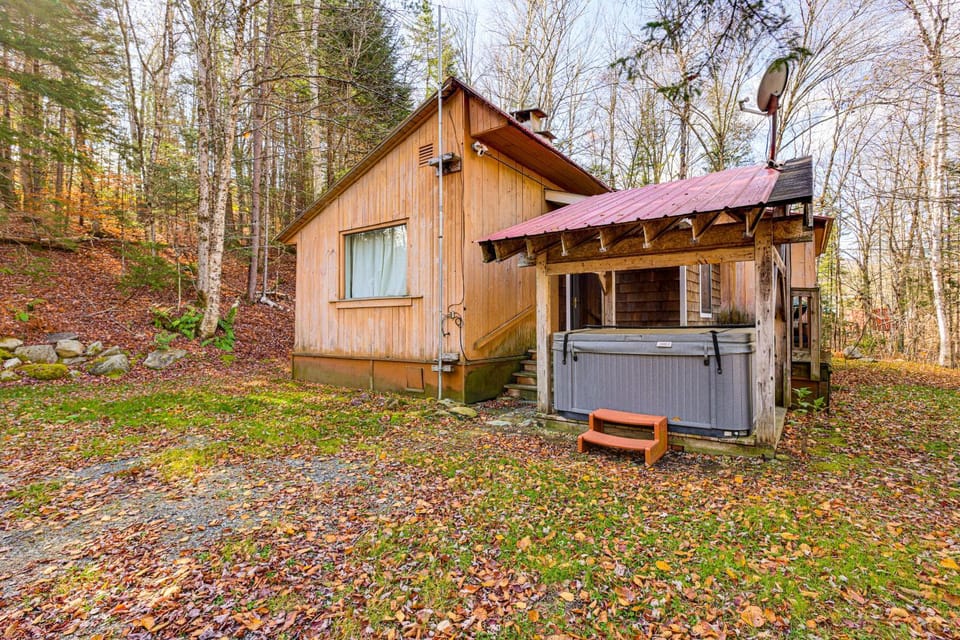 4 Mi to Stratton Mountain Resort! Cabin w/ Hot Tub Cabin in Jamaica