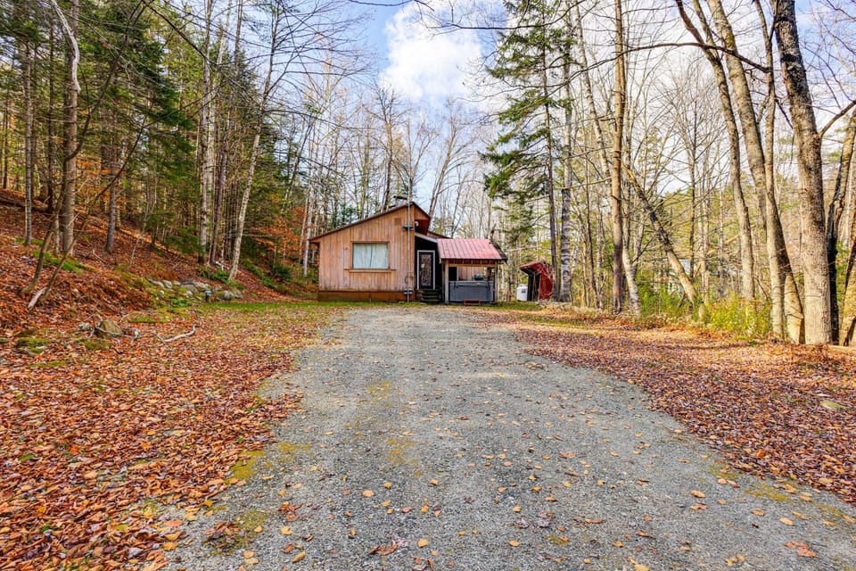 4 Mi to Stratton Mountain Resort! Cabin w/ Hot Tub Cabin in Jamaica