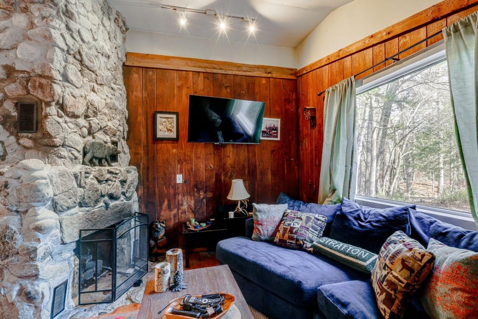 4 Mi to Stratton Mountain Resort! Cabin w/ Hot Tub Cabin in Jamaica
