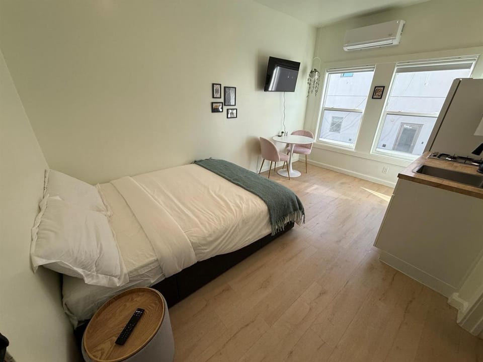 Cozy Downtown LA Studio #115 Kitchenette Wi-Fi Apartment in Los Angeles