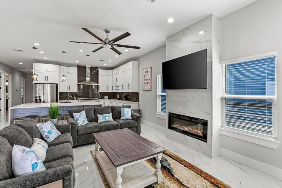 Stunning 4BR Home Near the Bay! House in Seabrook