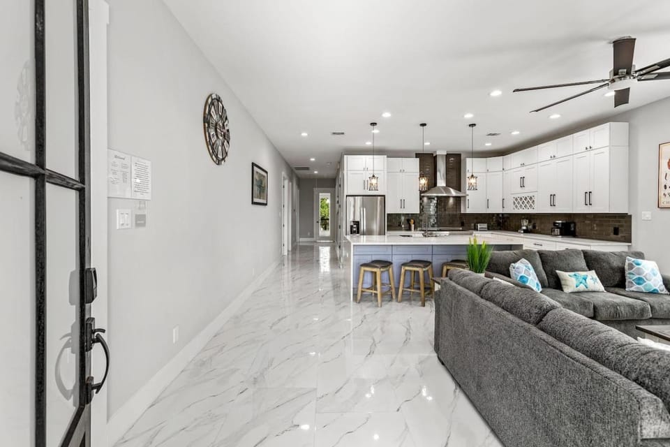 Stunning 4BR Home Near the Bay! House in Seabrook