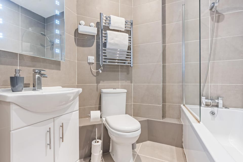 Shower, Toilet, Bathroom, Bath, towels
