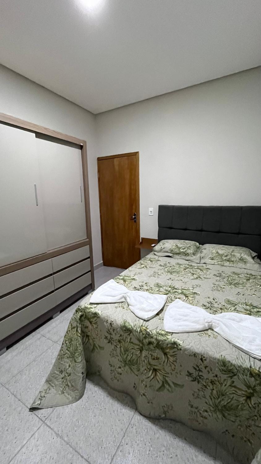 Bed, Seating area, towels