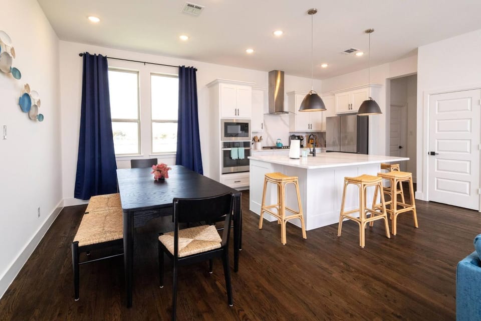 Kitchen or kitchenette, Seating area, Dining area