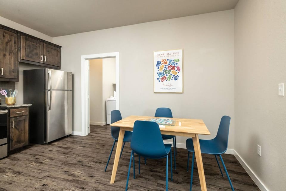 Dining area, Guests, Family