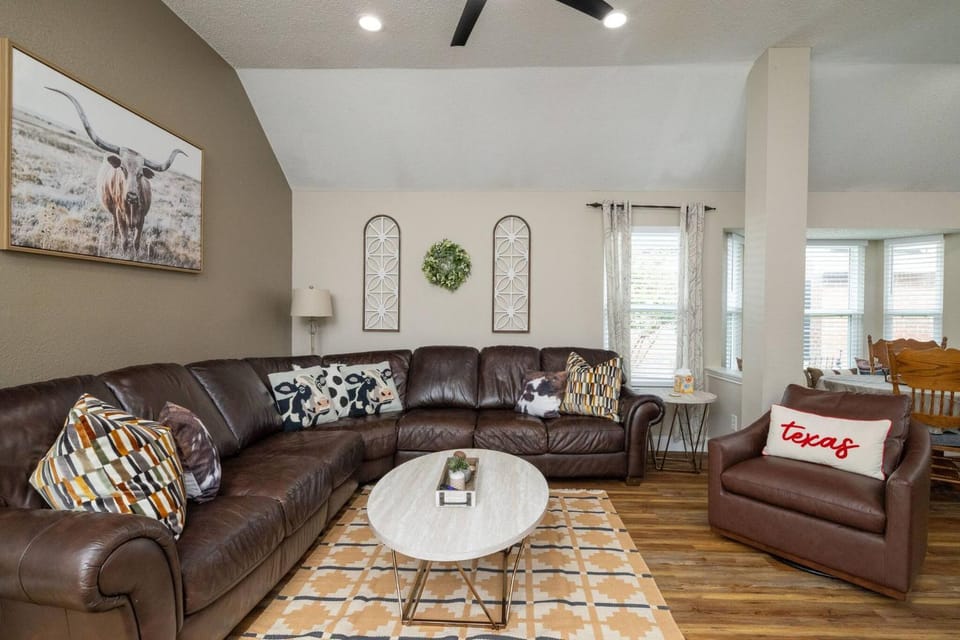 Living room, Seating area, Guests