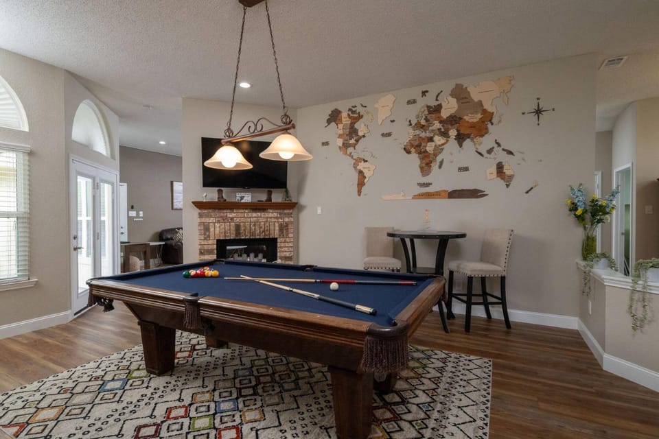 Communal lounge/ TV room, Billiard, Game Room, TV and multimedia, Living room, fireplace