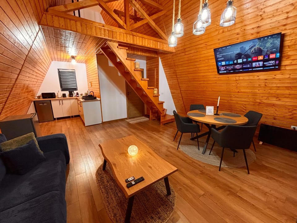 TV and multimedia, Living room, Seating area, Evening entertainment