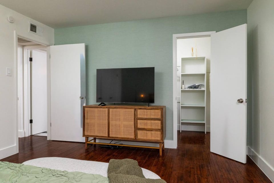 Bed, TV and multimedia, Photo of the whole room, Decorative detail, Bedroom