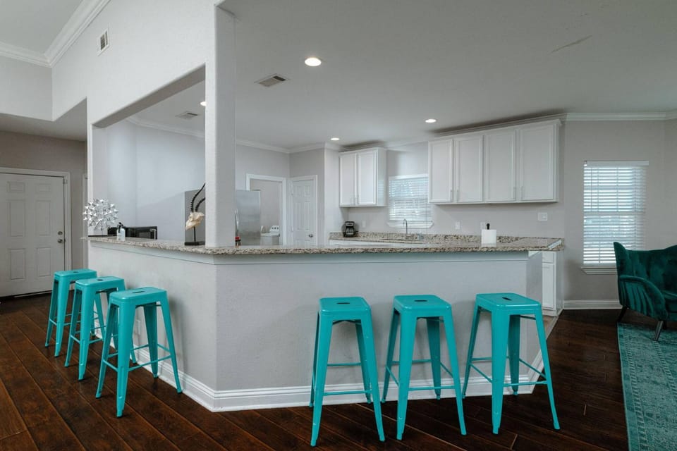 Kitchen or kitchenette, Seating area, Dining area, kitchen