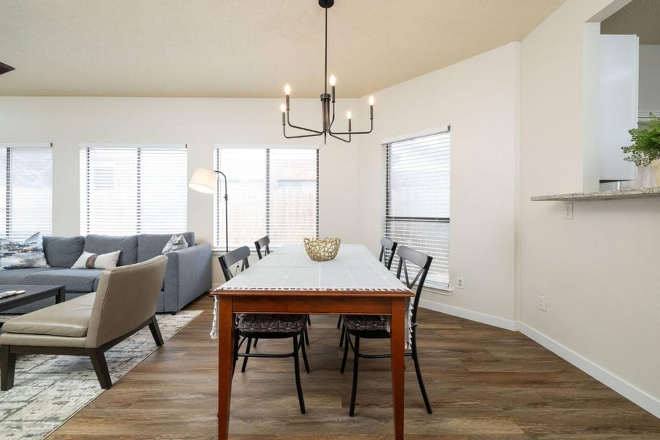 Seating area, Dining area