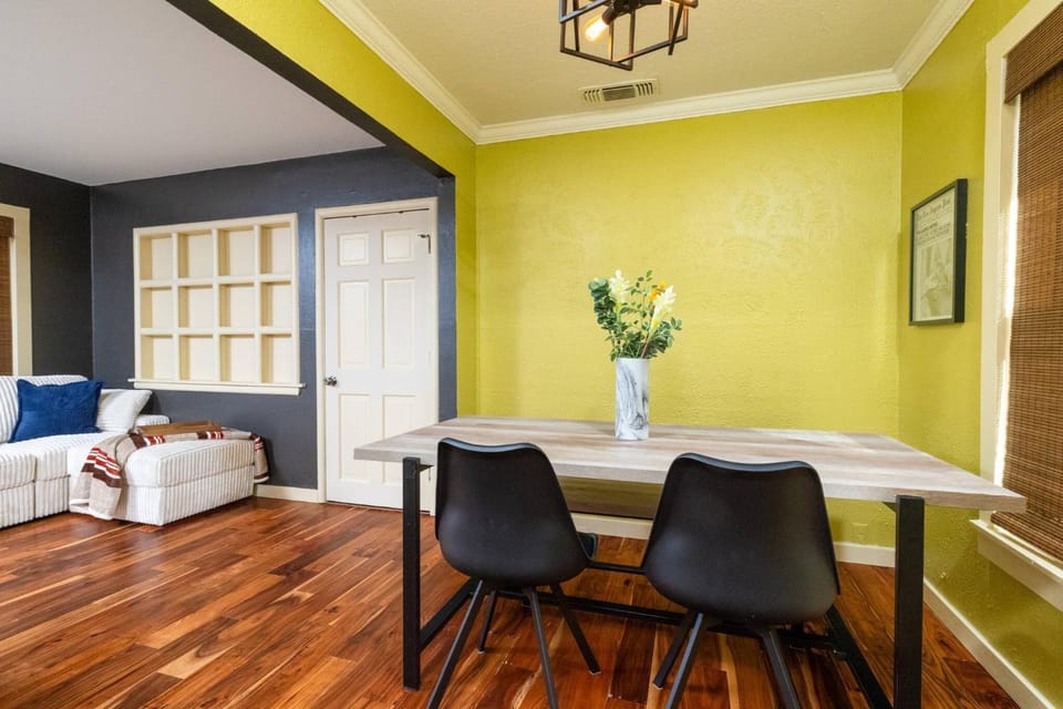 Coffee/tea facilities, Photo of the whole room, Decorative detail, Seating area, Dining area