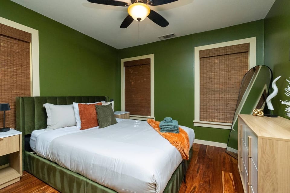 Bed, Photo of the whole room, Decorative detail, Bedroom