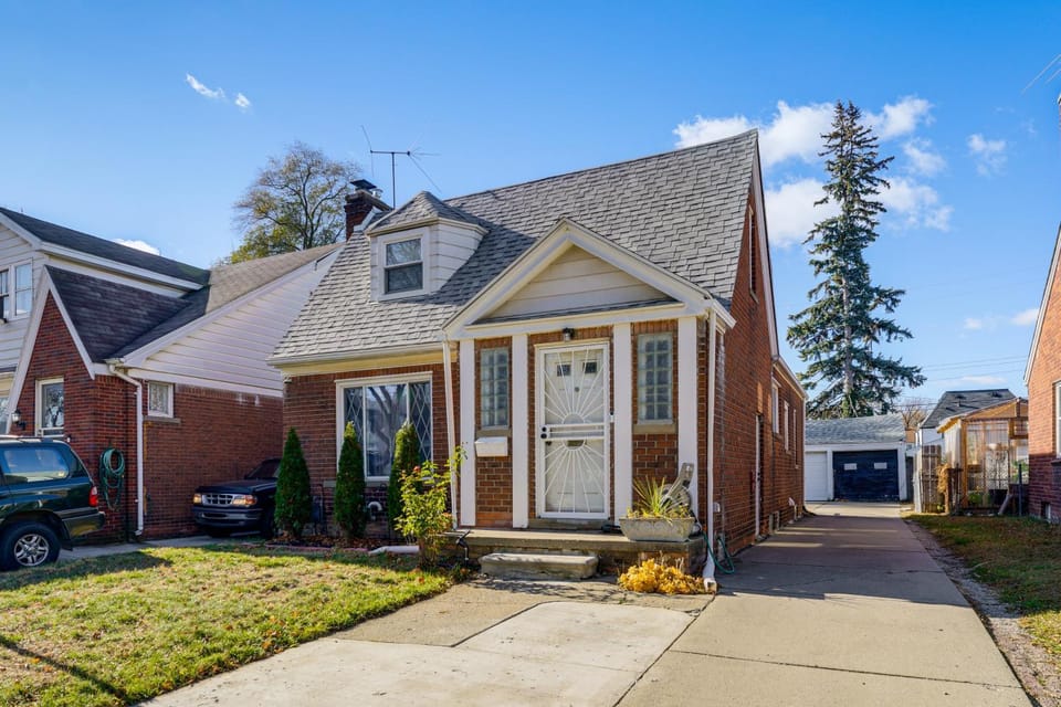 9 MI to Ford Field: Home w/ Yard & Work Space! House in Detroit