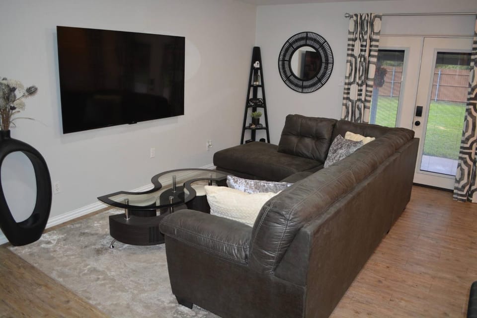 Living room, Photo of the whole room, Seating area, Family