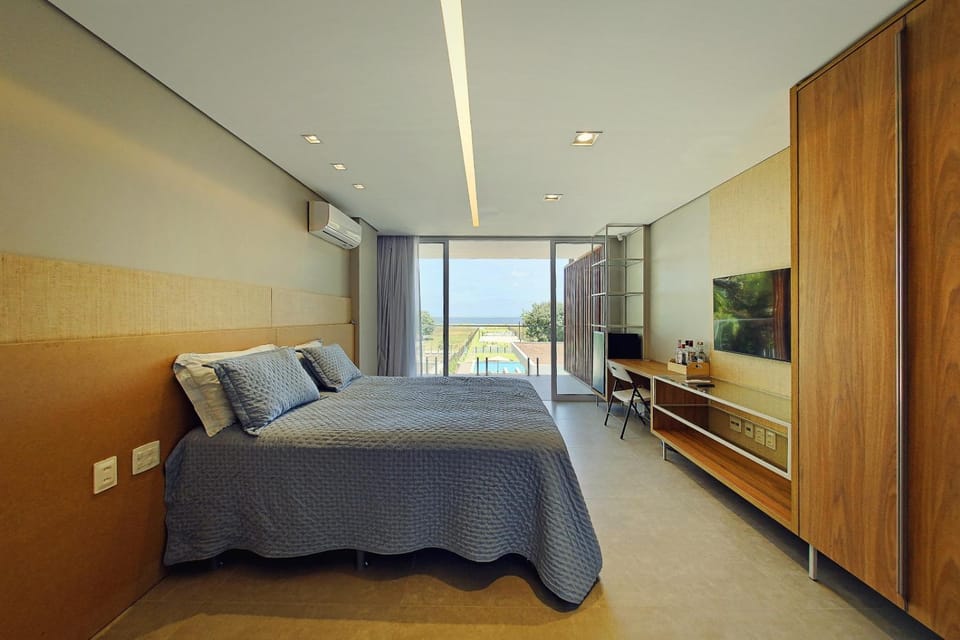 Bed, TV and multimedia, Photo of the whole room, Bedroom, Pool view, Sea view