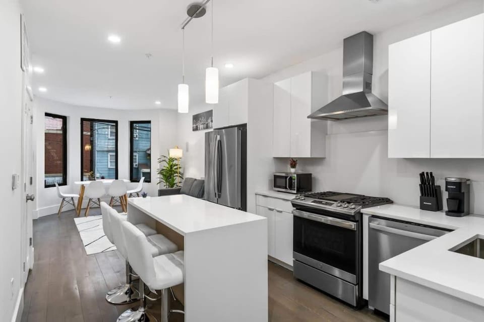 2BR Modern Urban Escape Balcony Sleeps 6 Apartment in Jersey City