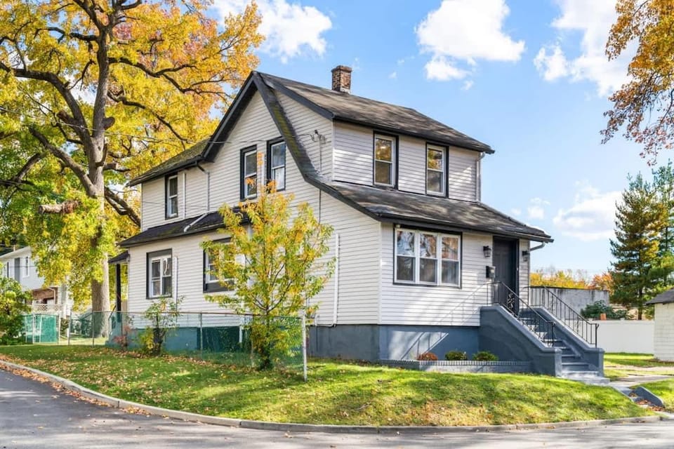 4BR Home Minutes to NYC Time Square House in Leonia