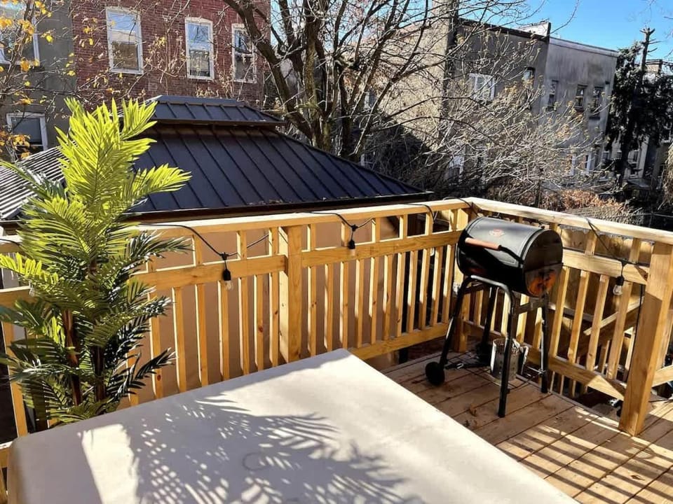 NYC-Bound 3 BR Apt, Parking Outdoor Urban Oasis Apartment in Jersey City