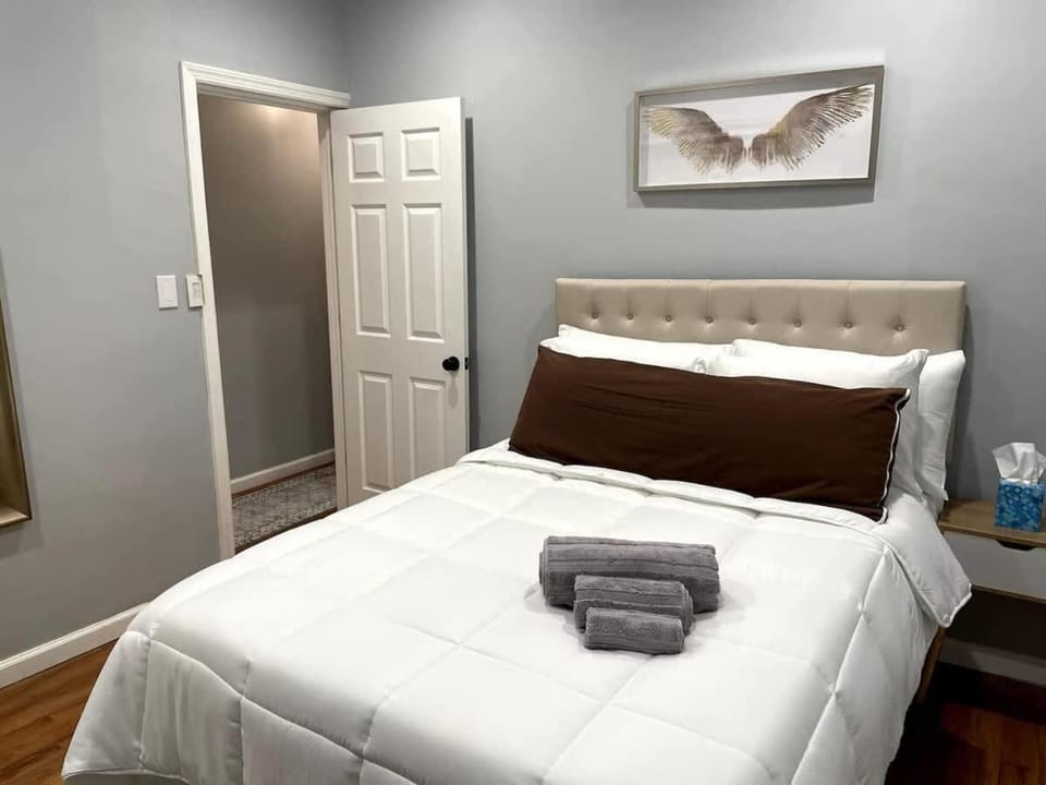 NYC-Bound 3 BR Apt, Parking Outdoor Urban Oasis Apartment in Jersey City
