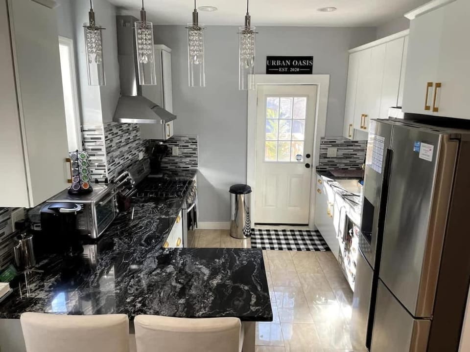 NYC-Bound 3 BR Apt, Parking Outdoor Urban Oasis Apartment in Jersey City