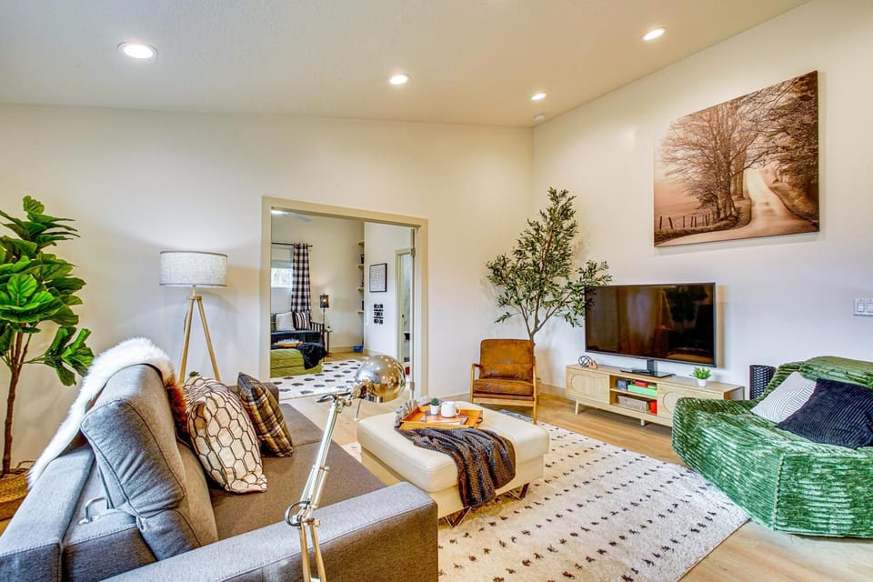 Wasatch Ski Base w/ Mtn Views: Families Welcome! Apartment in West Valley City