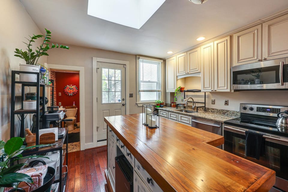 Historic 3-Story Fells Point Rowhouse w/ Backyard! House in Baltimore