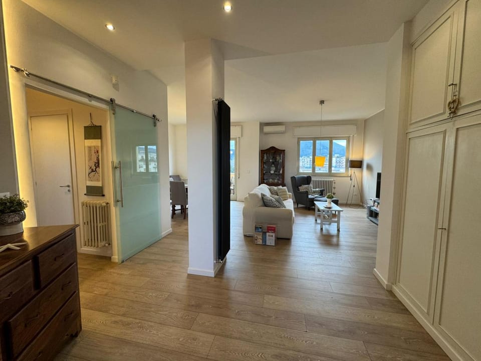 Living room, Photo of the whole room