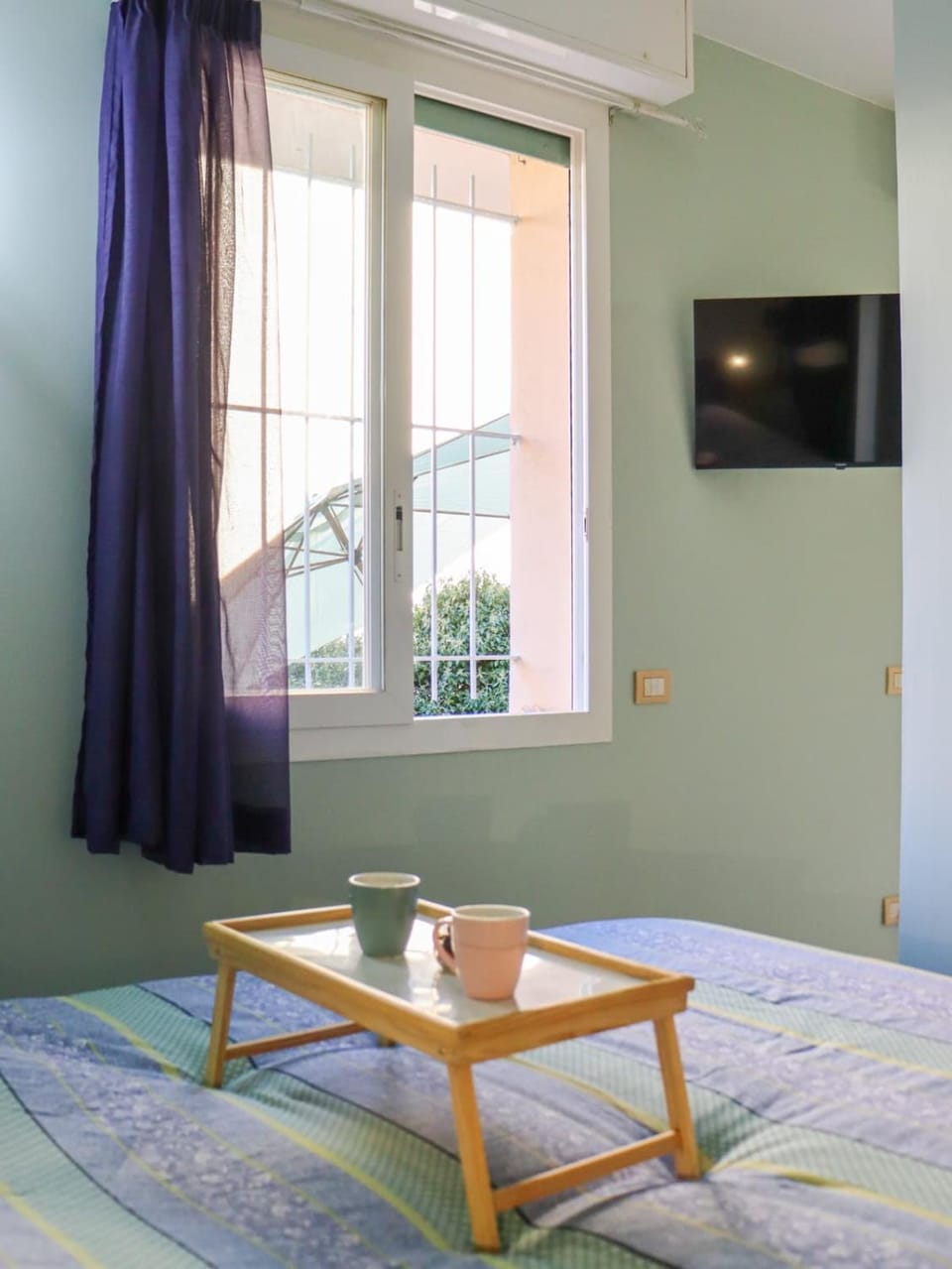 Bed, TV and multimedia, Photo of the whole room, Bedroom